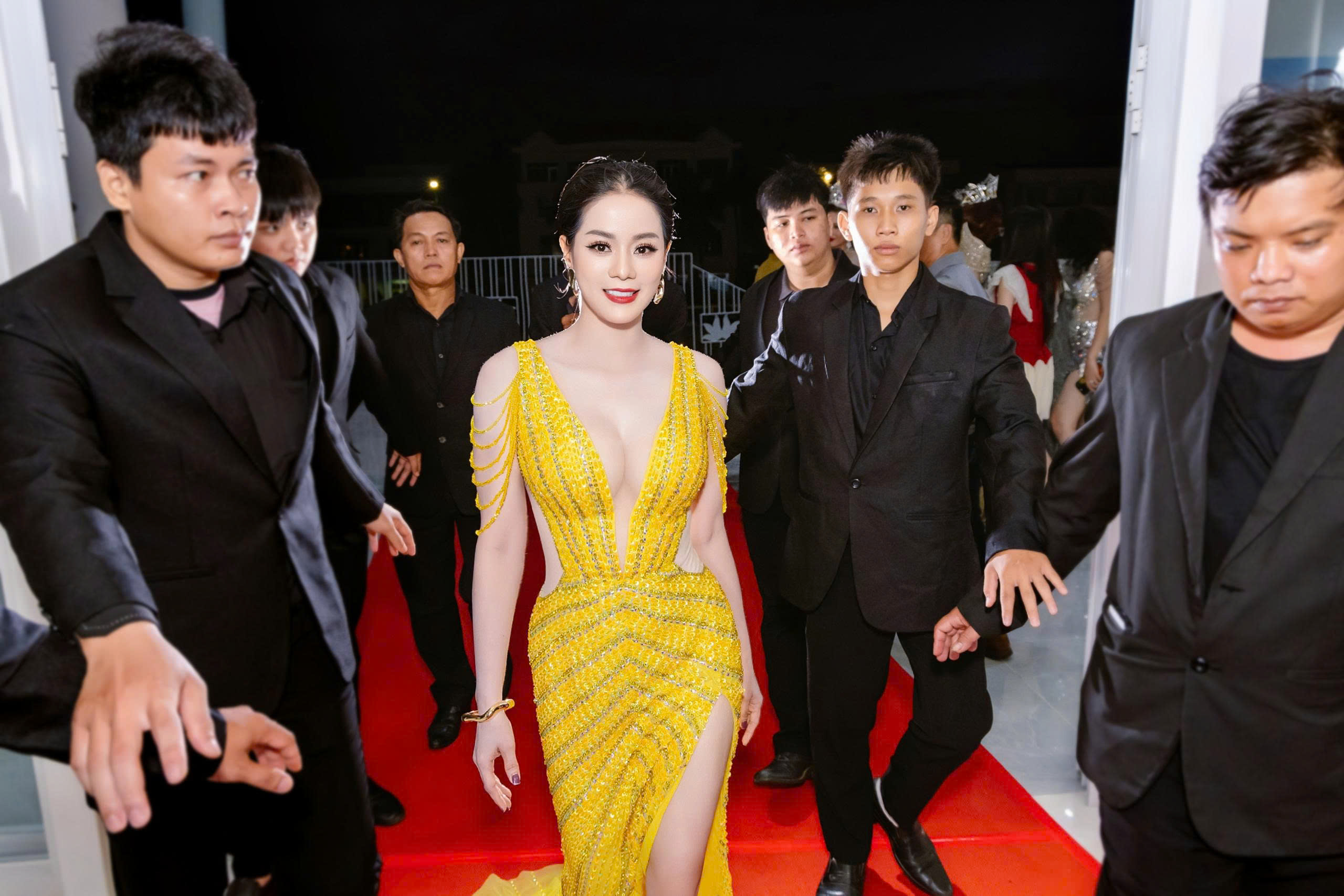 Á hậu Lê Xuân Tâm xuất hiện lộng lẫy, chiếm trọn spotlight chung kết Hoa hậu Doanh nhân Siêu Quốc Gia 2025