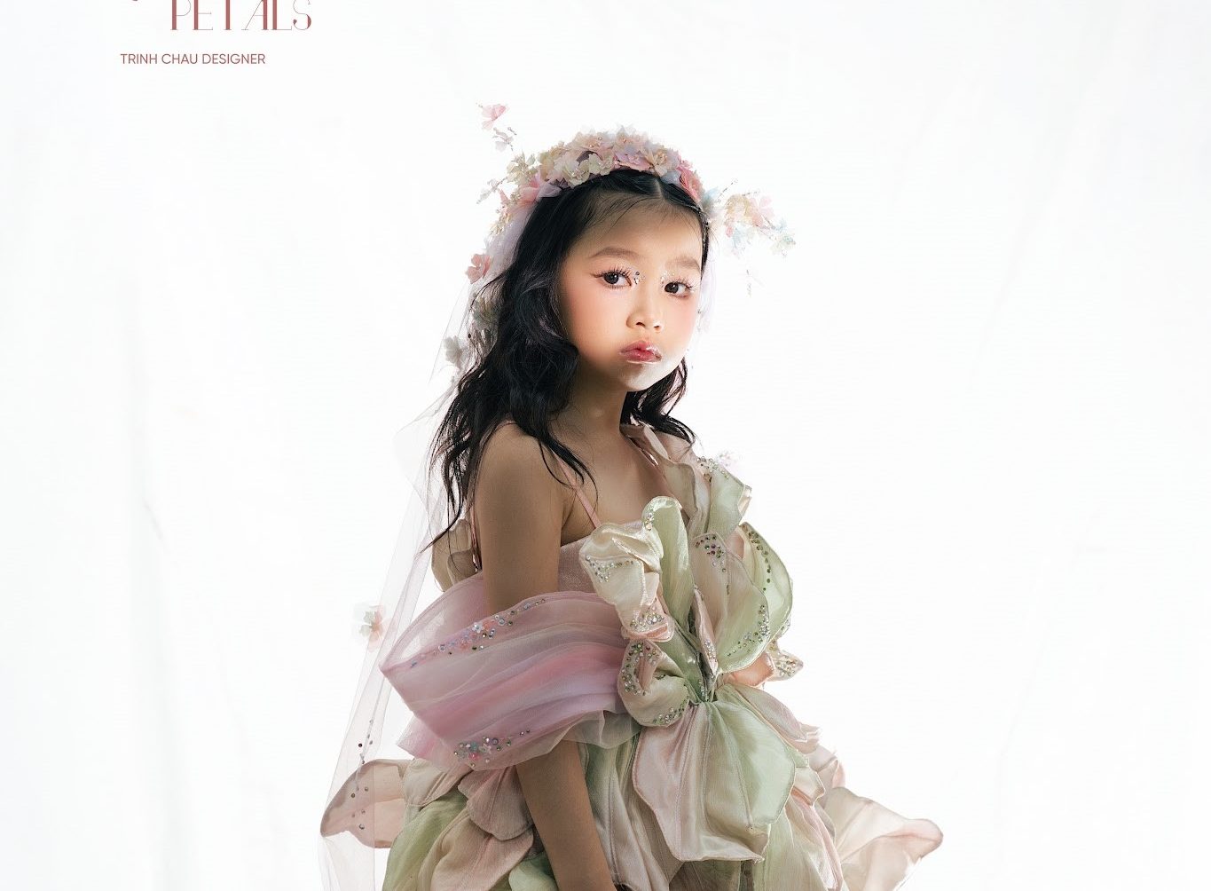 THIÊN THẦN NHỎ HANNA NGỌC ANH GÂY ẤN TƯỢNG TRONG BST “THE RADIANT PETALS” CỦA NTK TRINH CHÂU